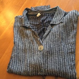 PRICE DROP! Pretty blk/beige rayon blouse